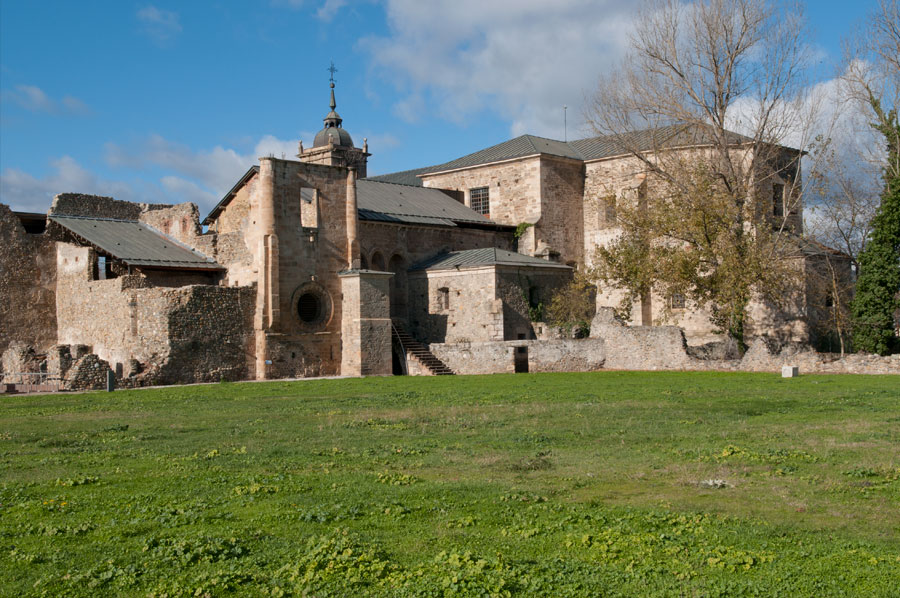 El Monasterio de Santa María de Carracedo es un Monasterio benedictino fundado por Bermudo II ‘El Gotoso’ en el año 990. Ostentó gran poder político, religioso y económico. Y fue restaurando por Doña Sancha, hermana del rey Alfonso VII en 1138. En su esplendor fue uno de los monasterios más poderosos e influyentes de toda la comarca del Bierzo. Se encuentra en Carracedo del Monasterio, municipio de Carracedelo, en El Bierzo. Su larga historia se manifiesta a través de los diferentes estilos arquitectónicos que se superponen entre sí. Es una sucesión de estilos arquitectónicos: románico de transición de la primitiva iglesia, construida en 1138, gótico del Mirador de la Reina, renacentista (claustro, refectorio y sacristía), barroco y neoclásico (iglesia inconclusa). Disponía de hospedería, hospital y cárcel. En el lado sur están el refectorio, la cocina, la biblioteca y las estancias de invierno del abad. En la actualidad estas dependencias contienen los fondos del museo del monasterio. Mención aparte merece el Mirador de la Reina, una terraza cubierta que a modo de balconada se abre al exterior por su fachada Este. Un elegante pórtico de tres arcos, los laterales de medio punto y el centra apuntado que descansa sobre dos columnas. El Monasterio de Santa María de Carracedo, fue nombrado Bien de Interés Cultural (BIC)